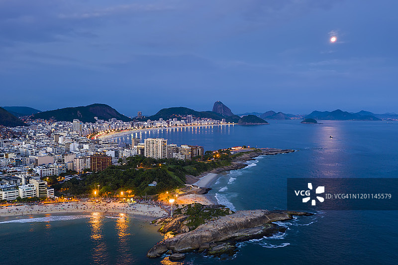 黄昏时分的里约热内卢全景，巴西。 科帕卡巴纳海滩图片素材