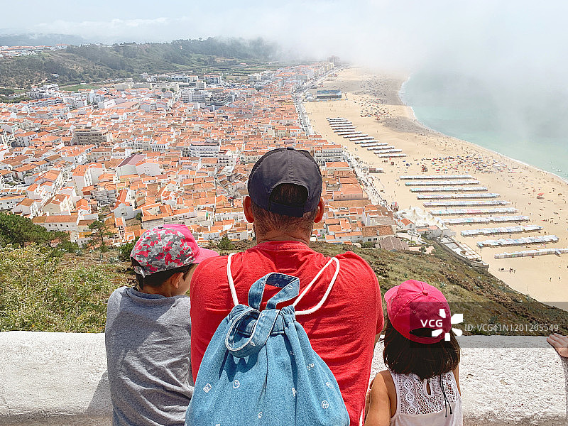 葡萄牙纳扎雷Promontório do Sitio的父与子图片素材