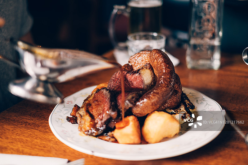 将肉汁淋在烤肉上图片素材