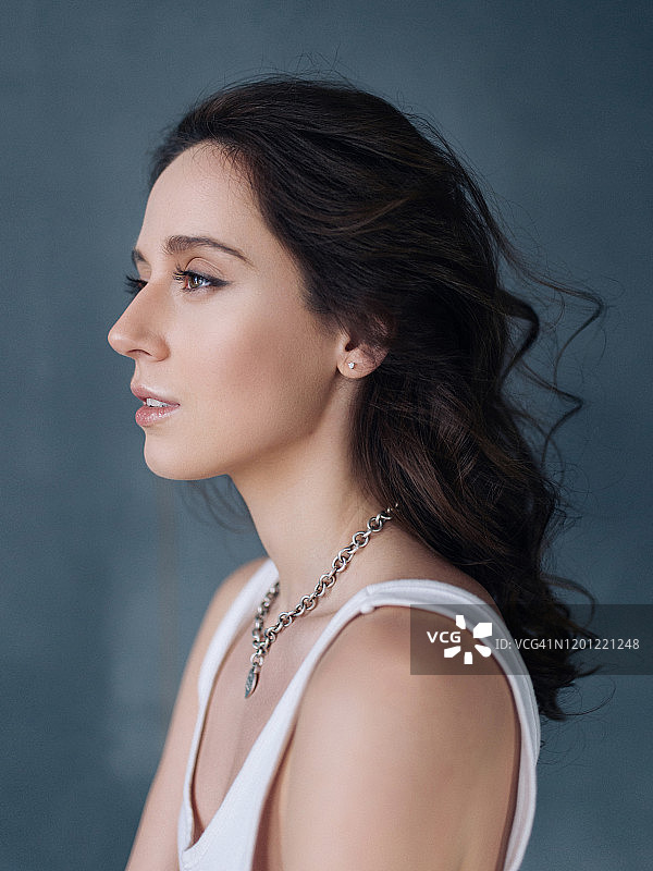 年轻漂亮女性的侧面肖像图片素材
