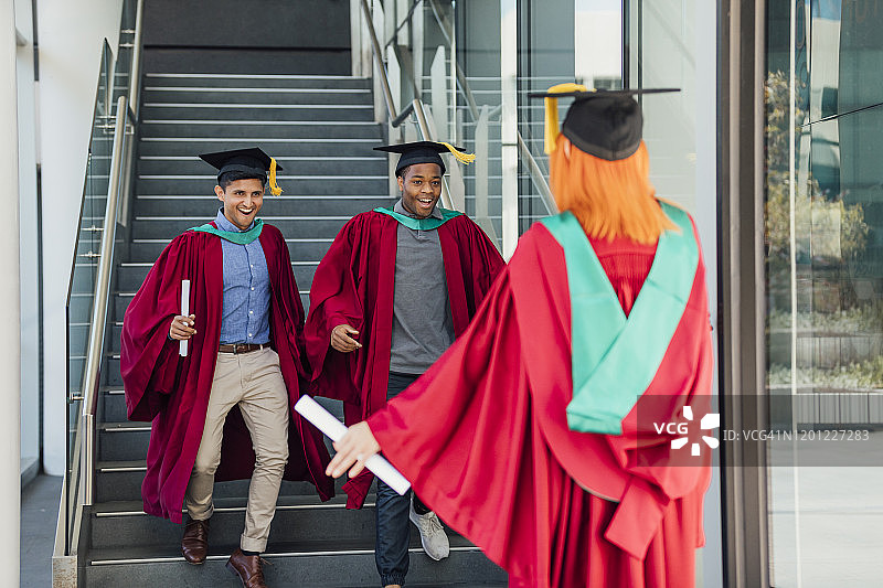 和朋友一起毕业图片素材