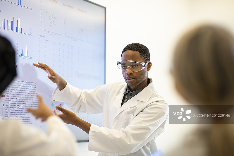 男性医学科学家讲解理论图片素材
