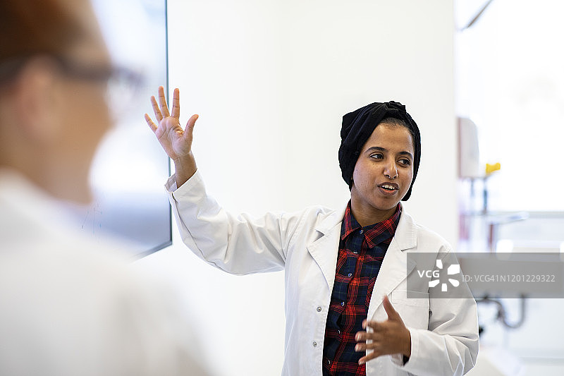 女医学科学家分享知识图片素材