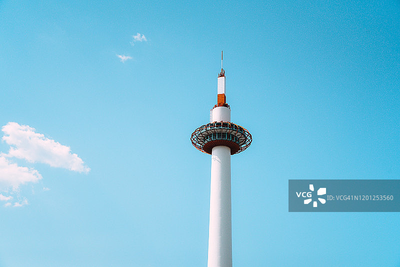 京都塔在晴朗蓝天下的低角度视图图片素材