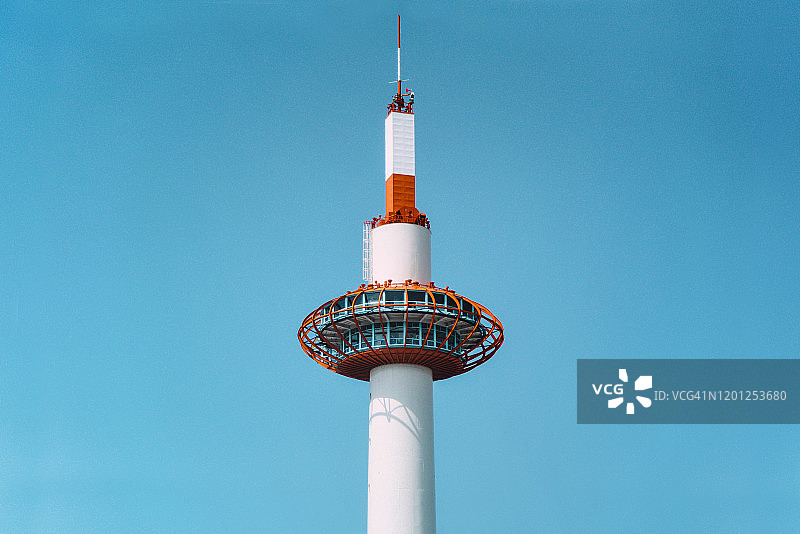 京都塔在晴朗蓝天下的低角度视图图片素材