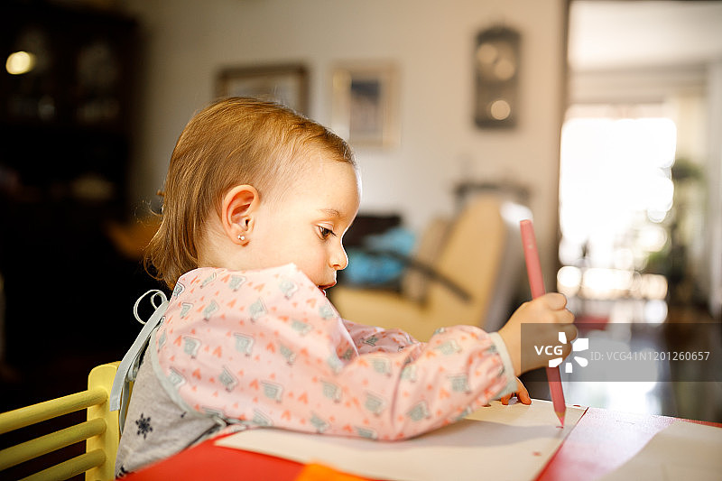 幼儿用粉色铅笔画画图片素材