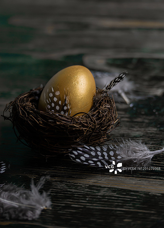 桌子上的金色复活节彩蛋图片素材