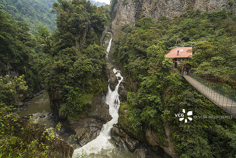 厄瓜多尔巴尼奥斯附近的魔鬼瀑布和桥梁图片素材