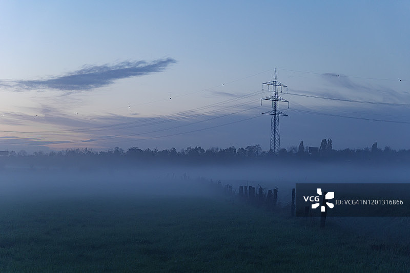 德国乡村田野薄雾笼罩下的橘蓝色金色黄昏图片素材