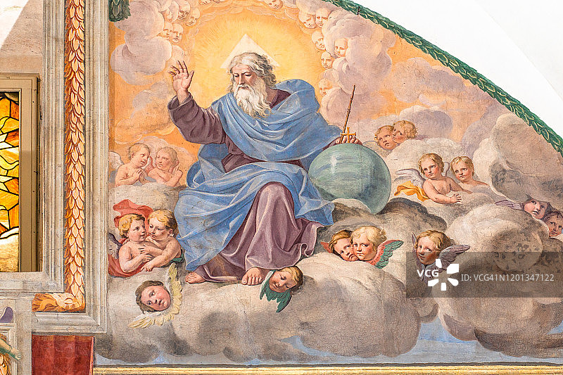 书房修复后的湿壁画：圣父在天堂御座上，坐在云端，在太阳的背光下，在天使的陪伴下赐福图片素材