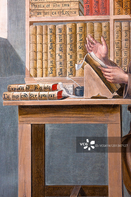 17世纪壁画修复细节：学者修士在书桌旁读书图片素材