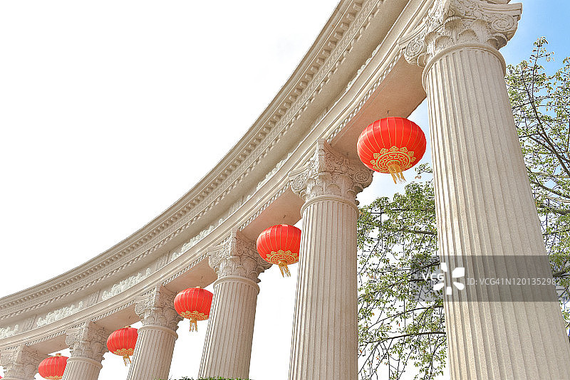 古镇罗马柱上悬挂的中国传统红灯笼图片素材
