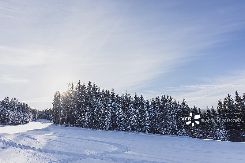 蓝天下的雪景图片素材