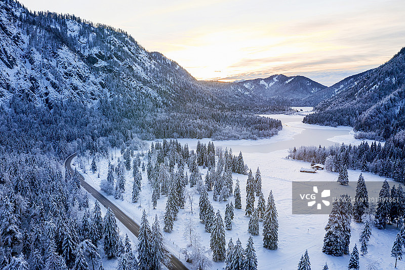 白雪覆盖的景观和冰冻湖面鸟瞰图片素材