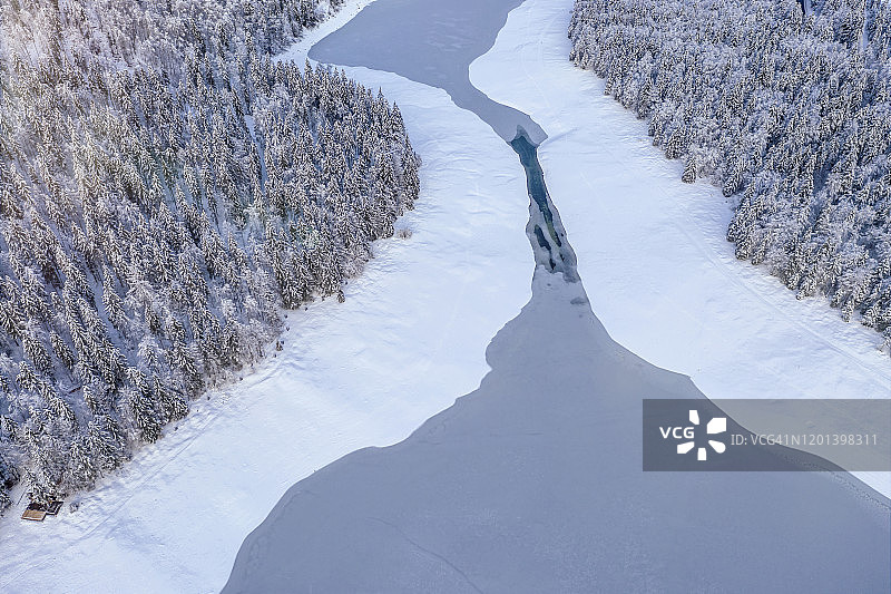白雪覆盖的景观和冰冻湖面鸟瞰图片素材