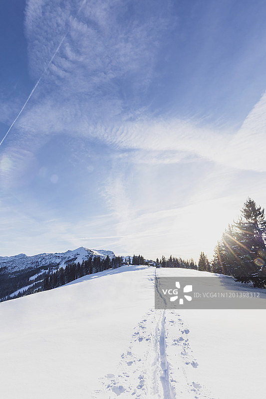 蓝天下白雪皑皑的山景图片素材