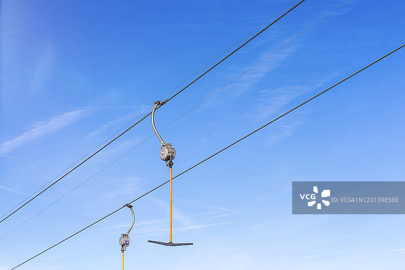 晴朗蓝天下的牵引升降机图片素材