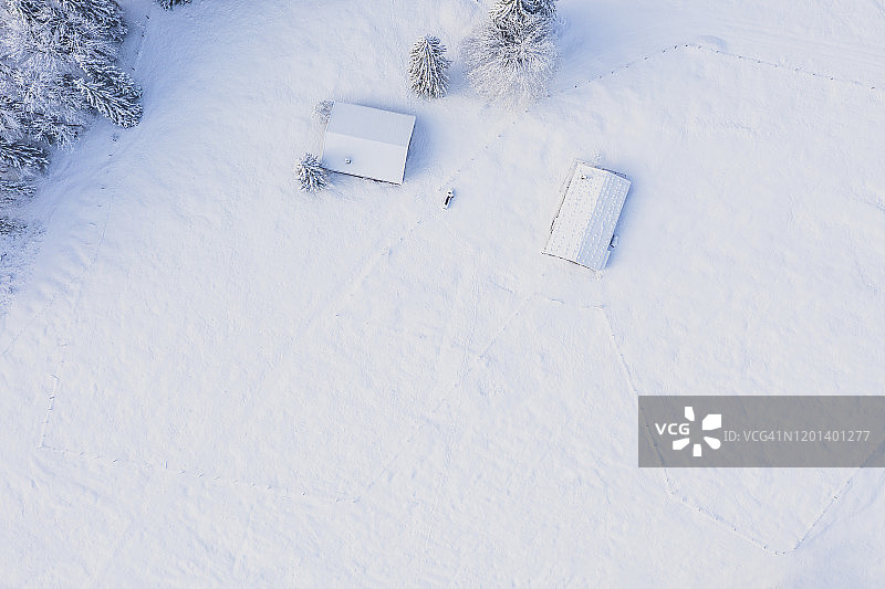 雪景和两间小木屋鸟瞰图片素材