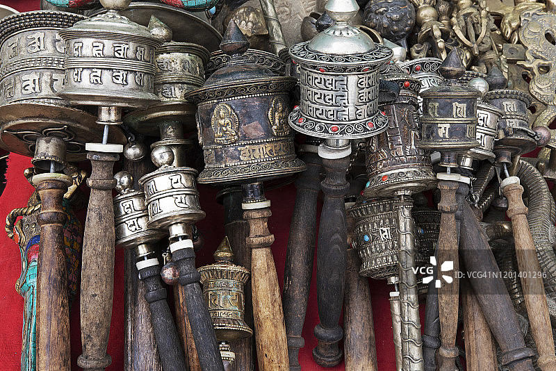 加德满都斯瓦扬布纳特寺出售的藏族旋转祈祷轮图片素材