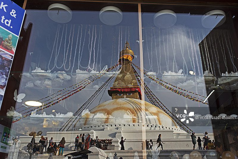 加德满都博达哈大佛塔的玻璃倒影图片素材