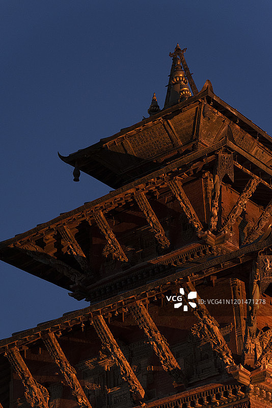 加德满都杜巴广场的德古塔莱珠寺夜景屋顶图片素材