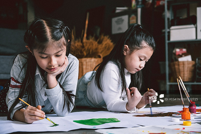 儿童共同绘画特写图片素材