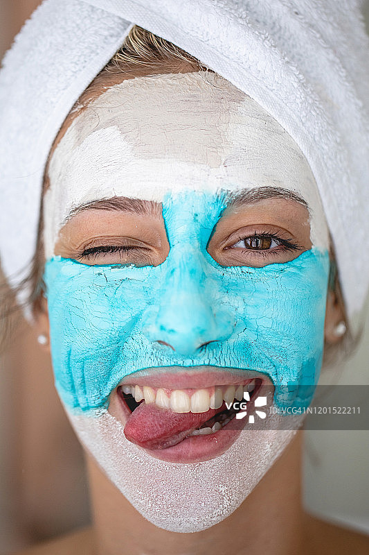 做面膜的快乐年轻女子肖像图片素材