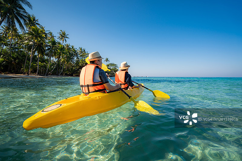 快乐的亚洲夫妇在泰国阁骨岛蓝色泻湖海洋中玩皮划艇。水上旅行探险旅游目的地亚洲，暑假旅行图片素材