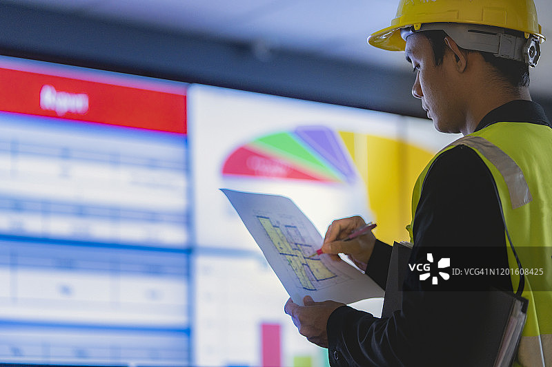 工业工程师在控制中心监控屏幕前工作，技术与AI理念图片素材