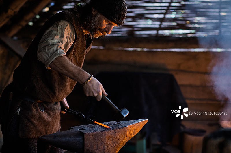 维京人聚居地的铁匠图片素材