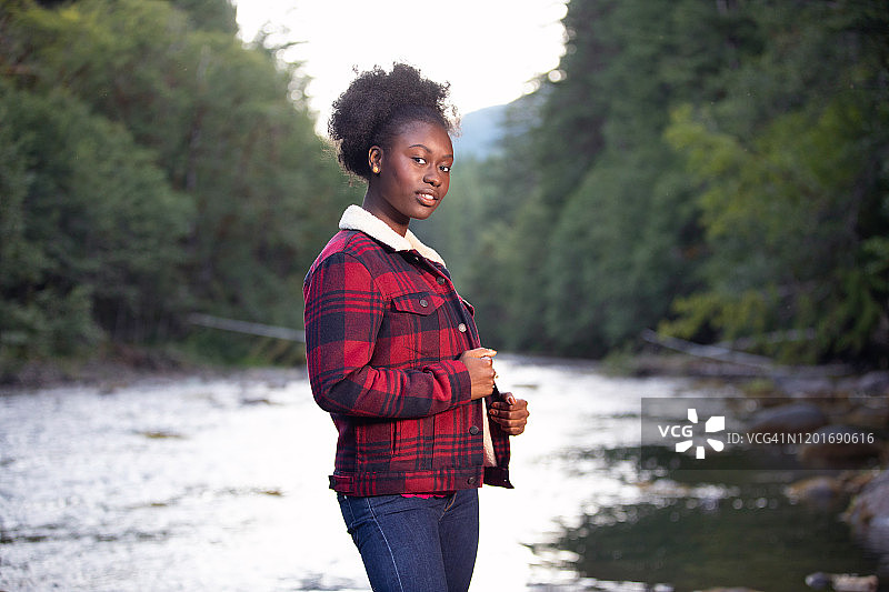 年轻女子在户外享受自然风光图片素材