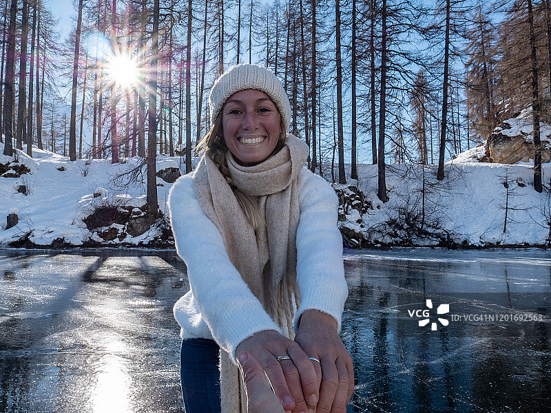 “关注我”概念：冬季假期图片素材