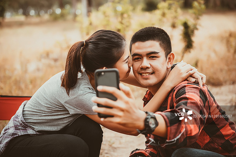 年轻夫妇在公路旅行中使用手机图片素材