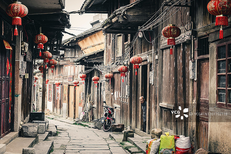 老木屋门前的中国老年男人图片素材