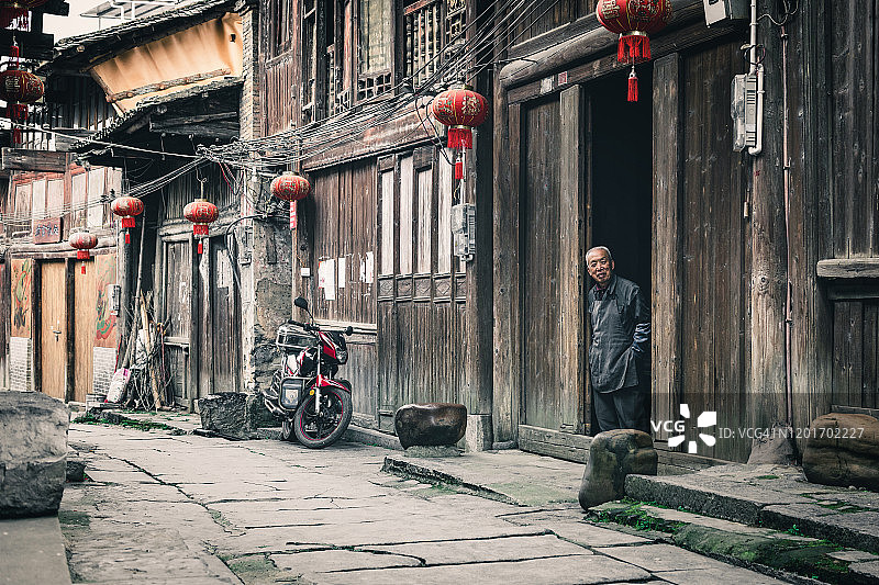 老木屋门前的中国老年男人图片素材