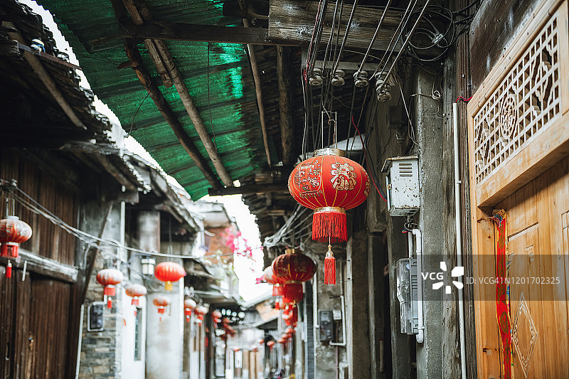 大圩古镇老巷的中国灯笼图片素材