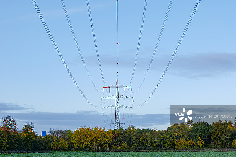 德国杜塞尔多夫郊区乡村高压电缆和电线杆户外晴朗景观图片素材