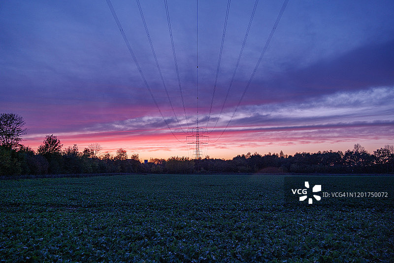 德国乡村农田暴雨后美丽的粉紫色云彩天空景观图片素材