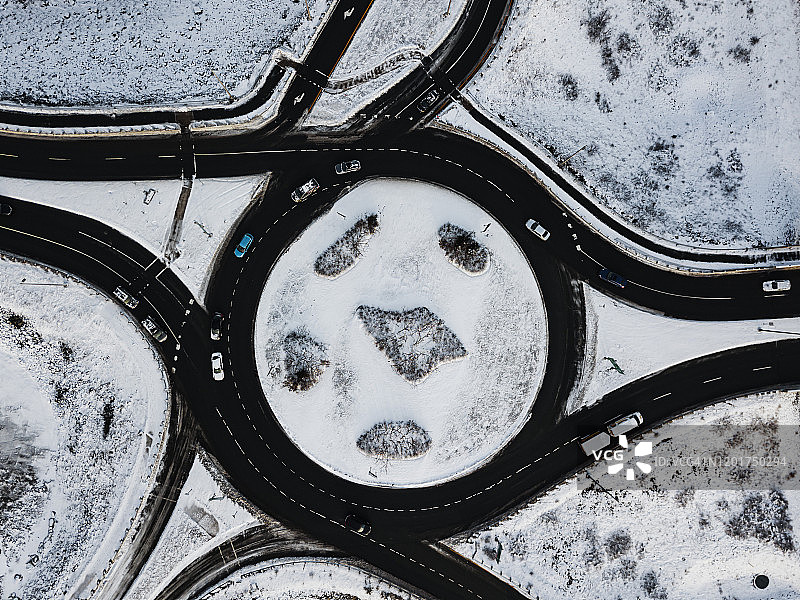 环形路口上的新鲜雪图片素材