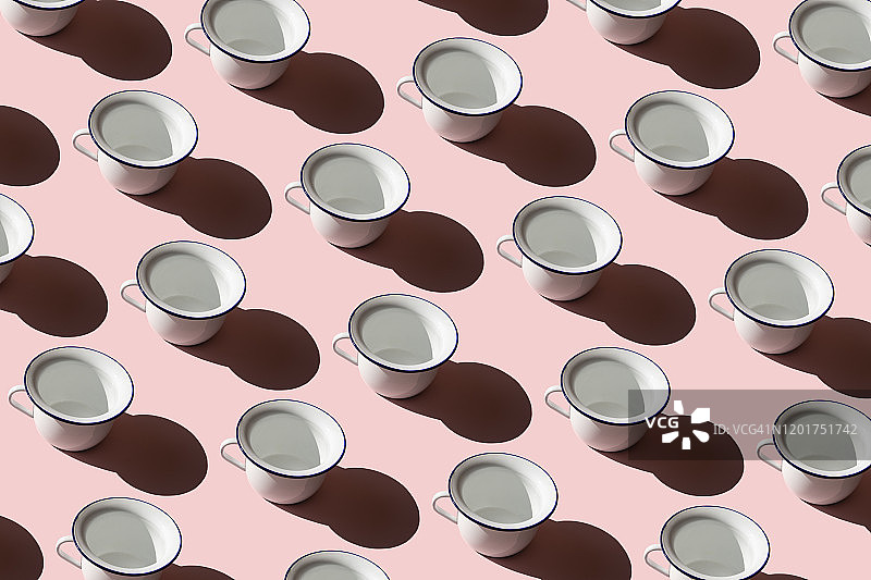 粉色背景上重复出现的旧搪瓷痰盂图片素材