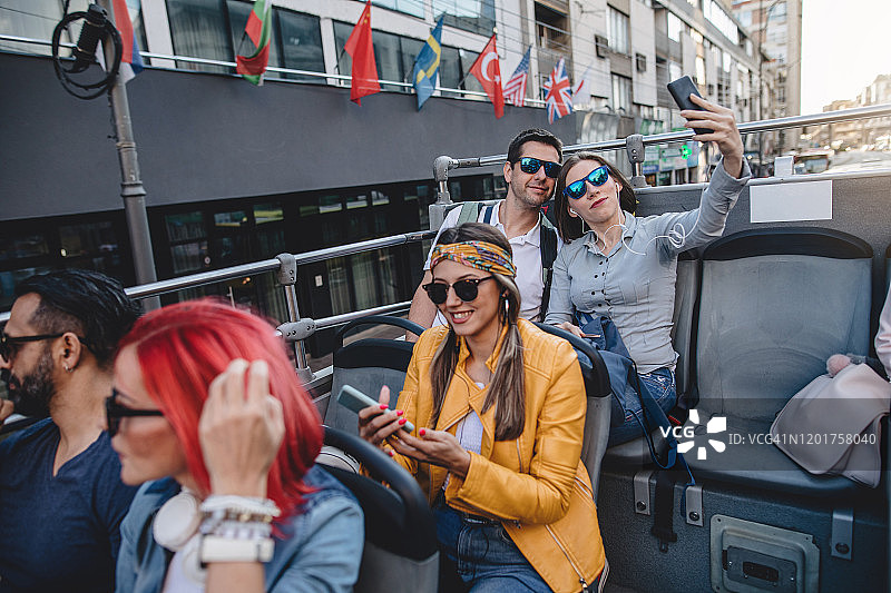 游客乘坐敞篷巴士游览城市图片素材