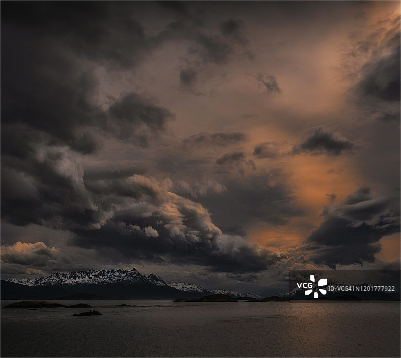 比格尔海峡，阿根廷火地岛，暴风雨天气和壮观的天空图片素材