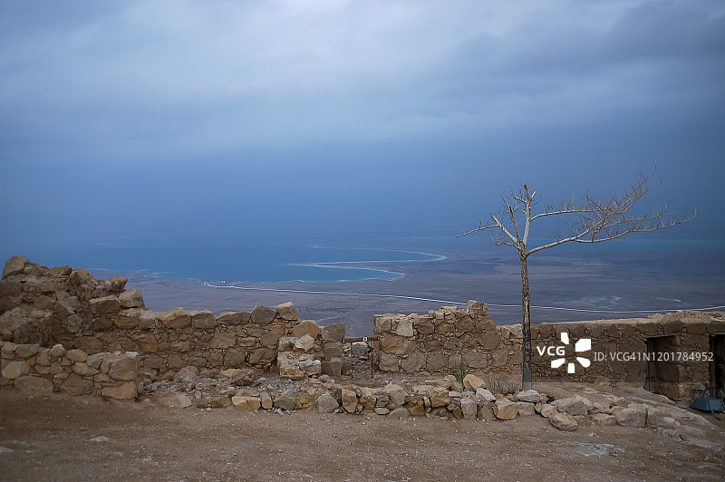 从马萨达山看到的以色列景色和暴风云图片素材