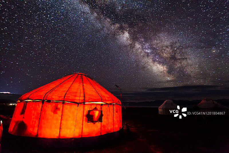 吉尔吉斯斯坦宋科湖，蒙古包上空的银河图片素材