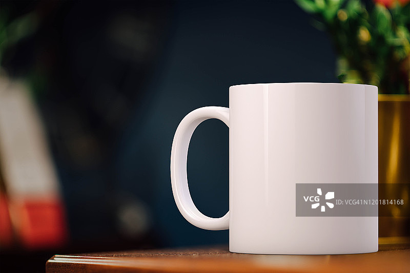 深色背景上的白色马克杯样机，适用于马克杯销售业务图片素材