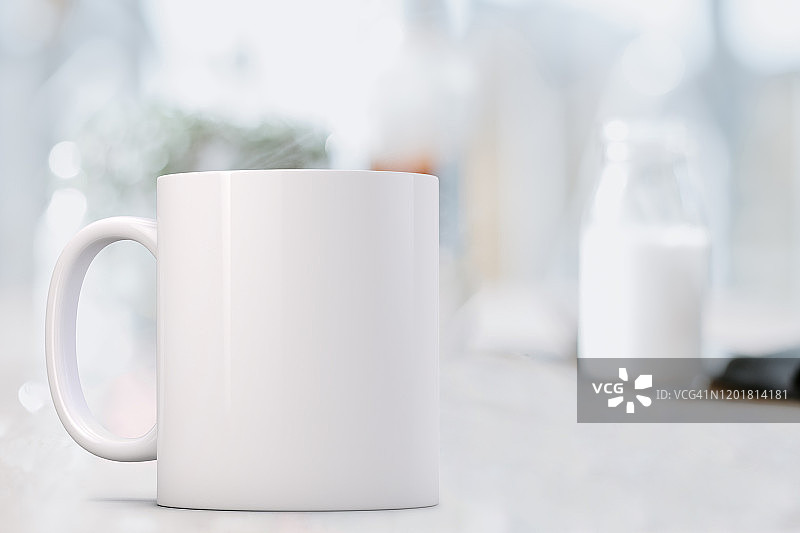 杯子样机、白色咖啡杯和一小瓶牛奶、非常适合销售杯子的企业，只需将您的报价或设计覆盖到图像上图片素材