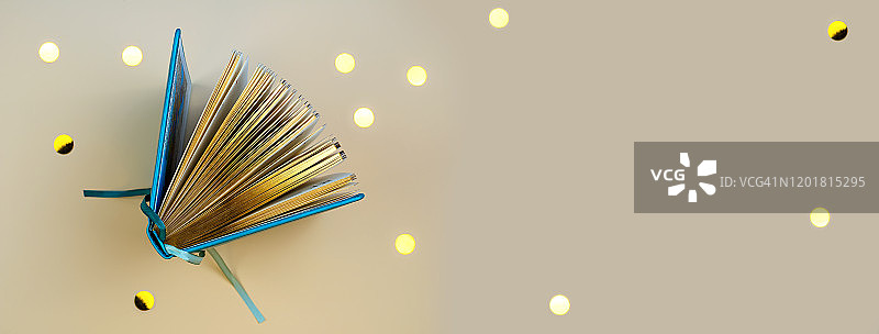 带有金色书页的打开的日记本或书本图片素材