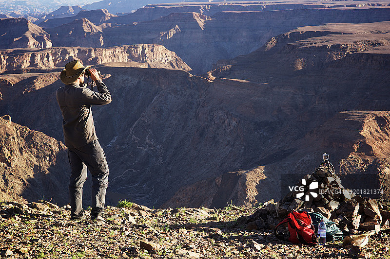 探险家在纳米比亚鱼河峡谷之上图片素材