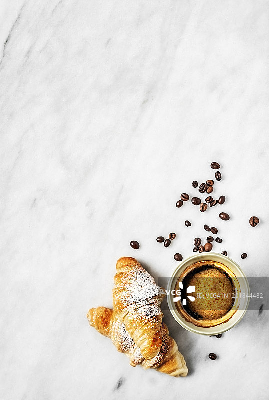 咖啡和羊角面包图片素材