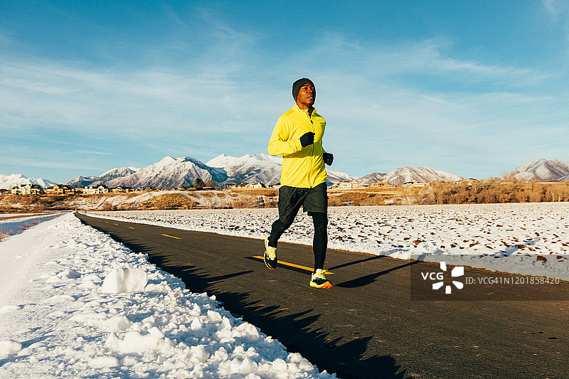 成年男子在冬天跑步图片素材
